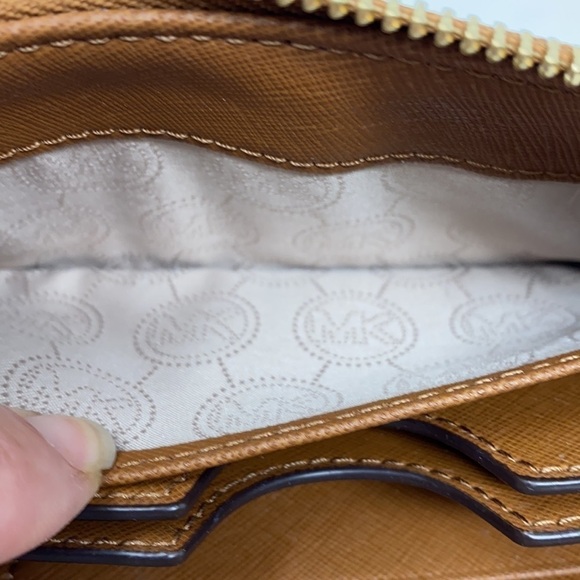 𝅺MICHAEL Kors leather brown wristlet zipper closure - Picture 8 of 8